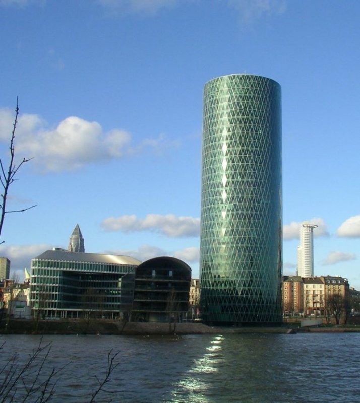 Der Westhafen-Tower zhlt mit einer Hhe von 110 m eher zu den kleineren Hochhusern Frankfurts. 