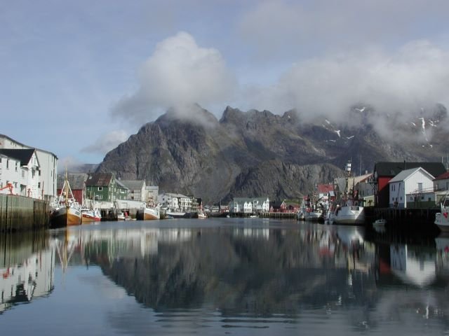 Der zentrale Punkt ist der Hafen der zwischen den Inseln Heimya und Hellandsya liegt. Mit einer starken Mole sind beide Inseln verbunden und schtzen den Ort vor dem offenen Vestfjorden.