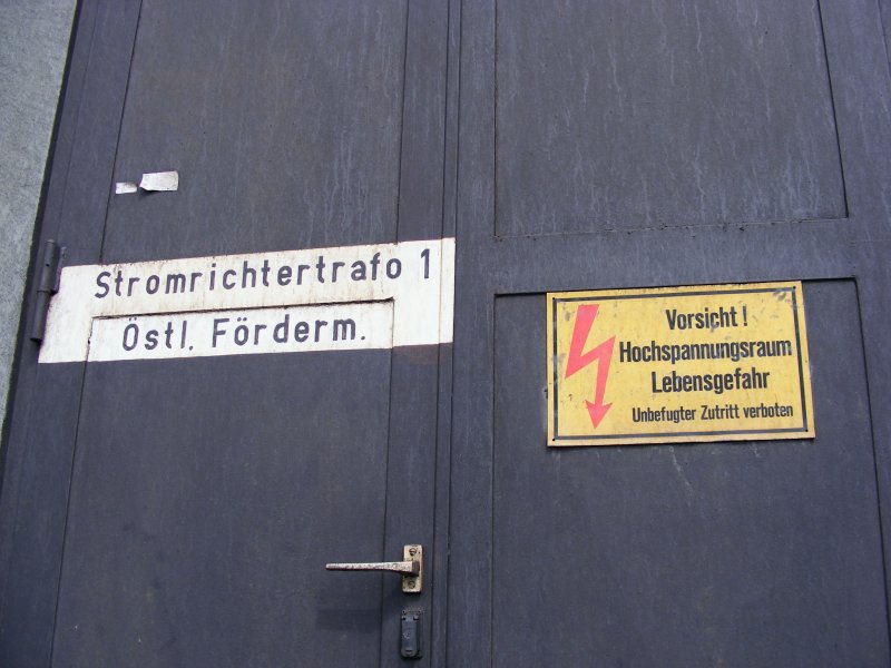 Der Zugang zu einem Transformator auf dem Gelnde des Bergwerks Auguste Victoria 3/7 in Marl beim Tag der offenen Tr am 9. Mai 2009. 
