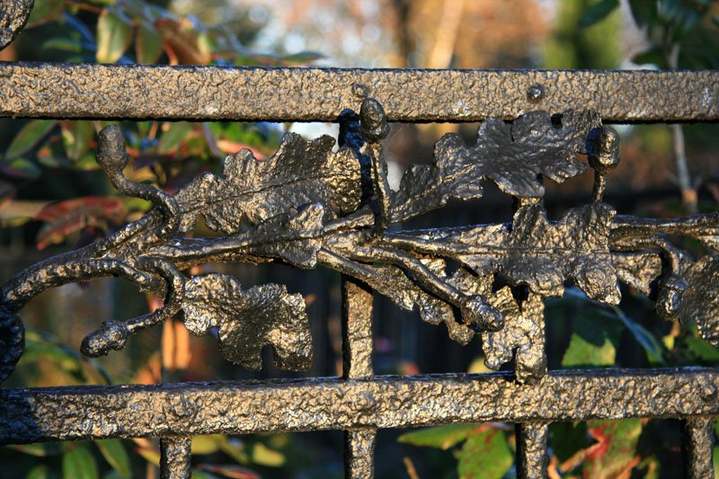 Detail eines gusseisernen Zaunes auf dem Chemnitzer Schlofriedhof, aufgenommen am 27.12.06.