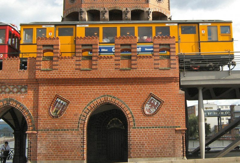 Detail Obverbaumbrcke mit hist. U-Bahn-Zug, 2007