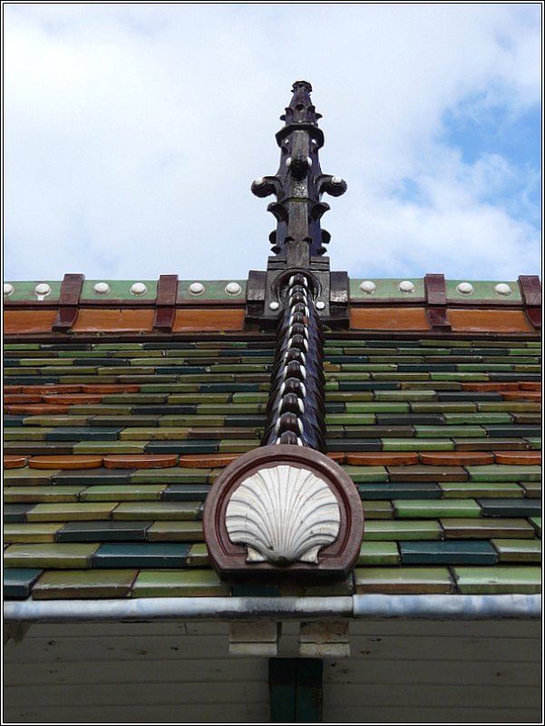 Detailaufnahme des Daches von  De Paravang  in Blankenberge mit den bunten Dachziegeln und den Meeresmotiven. 12.09.08 (Jeanny)