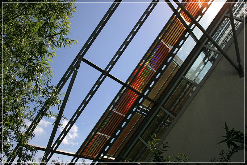 Detailaufnahme der Solaranlage der zur IGA `93 erstellten experimentellen Reihenausanlage in Stuttgart-Nord. Gesamtansicht der Gebudes siehe:

http://www.staedte-fotos.de/bilder/3965.jpg

24.6.2007 (Matthias)

