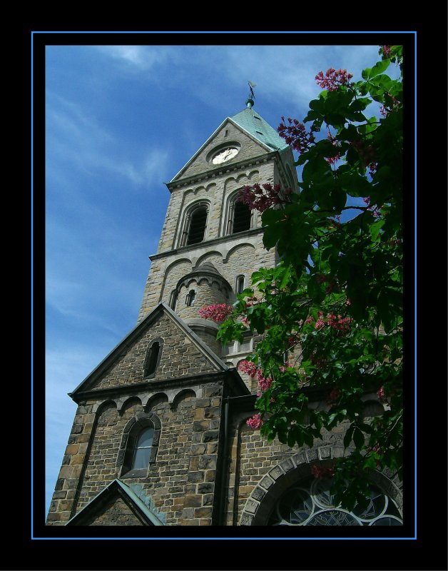 Detailfoto der Herz Jesu Kirche in Mlheim-Broich. 3trmiges Sandsteingebude (Sandstein aus dem Steinbruch Rauen) im rheinisch-gotischen Stil gebaut (1888-1902).