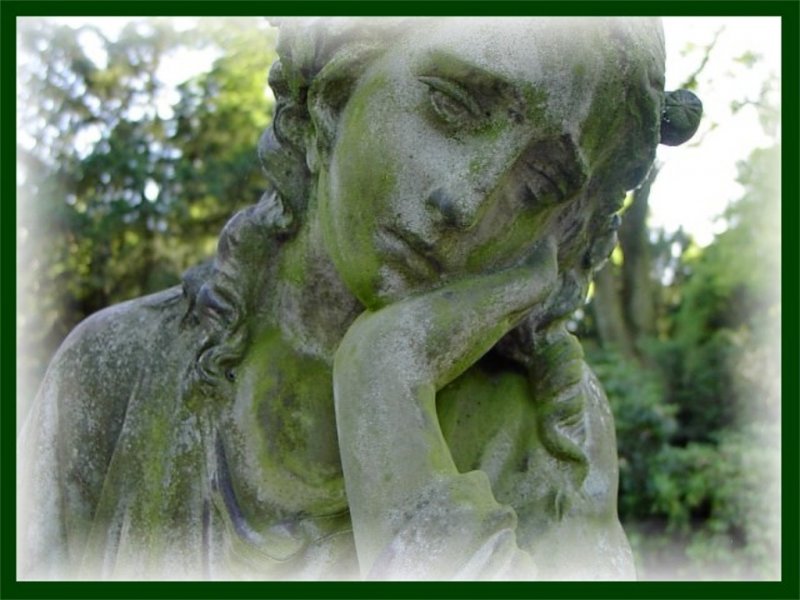 Detailfoto einer Skulptur auf dem Friedhof Sternbuschweg in Duisburg.