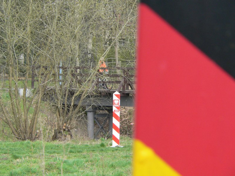 Deutsch-polnische Grenze mit Grenzpfeilern in Guben / Gubin. 5.4.2008