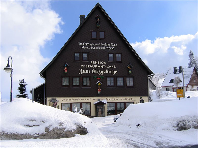  Deutsches Haus und deutsches Land schirme Gott mit starker Hand  Pension, Restaurant, Cafe  Zum Erzgebirge .  Deitsch on frei wolln mer sei - on do bleim mr aa derbei - weil mer Arzgebercher sei  (Refrain eines Liedes von Anton Gnther, um 1908) - Altenberg, 27.02.2006