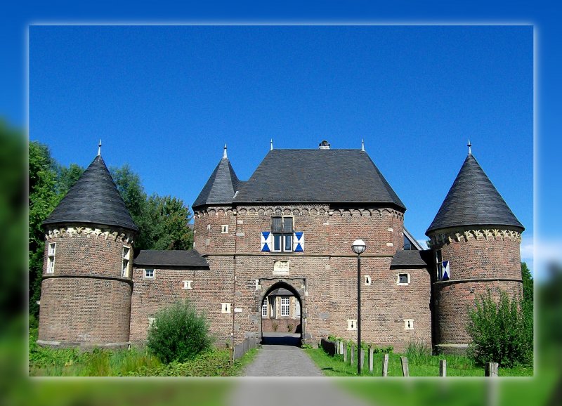 Deutschland 

Burg Vondern steht im Stadtbezirk Osterfeld von Oberhausen in Nordrhein-Westfalen. Sie war ein Lehen der Grafen und Herzge von Kleve und wurde im 13. Jahrhundert erstmals urkundlich erwhnt. Quelle und weitere Infos: http://de.wikipedia.org/wiki/Burg_Vondern
