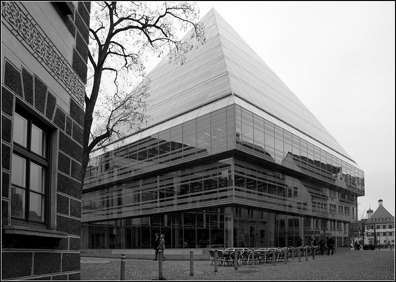 Die 2004 fertigestellte Stadtbibliothek in Ulm hat die Form einer glsernen Pyramdie. Architekt war Gottfried Bhm. 15.03.2008 (Matthias)
