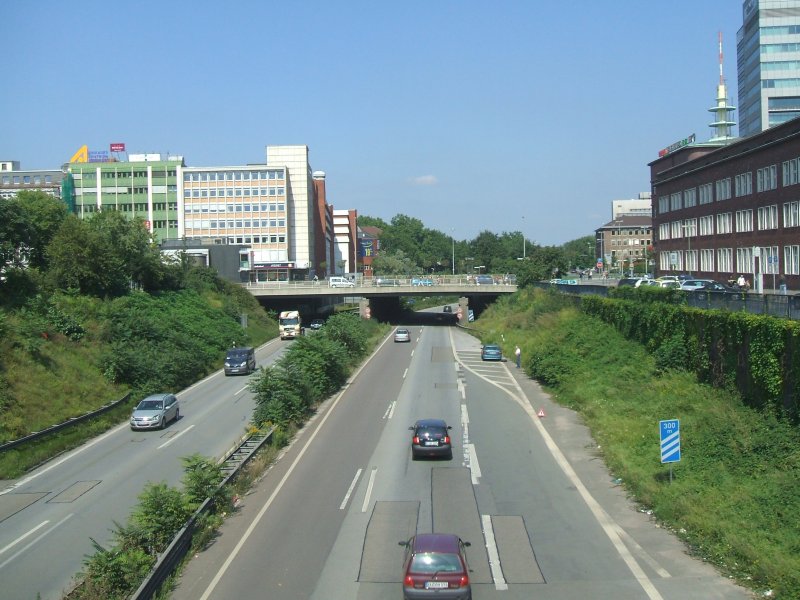 Die A 40 ,die unter dem Bahnhofs-Vorplatz in Duisburg fhrt.