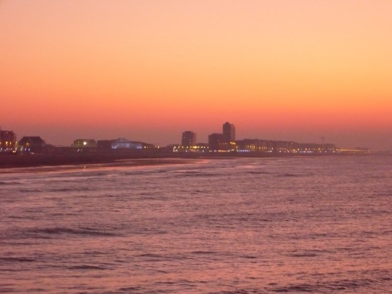 Die Abenddmmerung in Richtung Sden.
Die Aufnahme wurde auf dem Pier in Oostende gemacht. Leider ist das Bild nicht sehr scharf, sondern eher verschwommen, trotzdem finde ich es irgendwie stimmungsvoll.