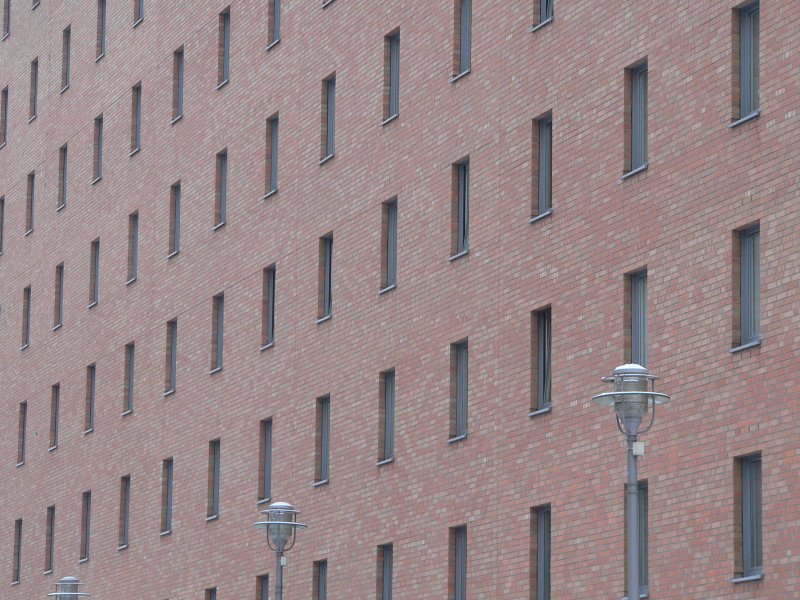 Die Abgeordnetenwohnungen am Moabiter Werder in Berlin-Tiergarten haben eine streitbare Architektur. Die Fenster mit Blick in Richtung Stadtbahn sind sicherlich bewusst klein gehalten. Es lohnt sich auch ein Blick auf den Stadtplan, Satellitenansicht. 11.2.2007