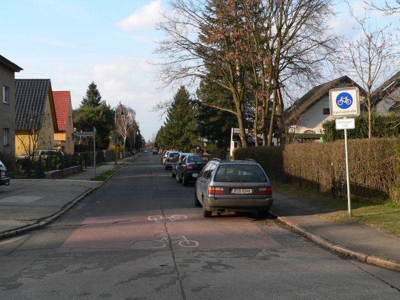 Die Alberichstrae in Berlin-Kpenick ist eine Fahrradstrae. Solche Straen sind ausschlielich Radfahrern vorbehalten, knnen aber mit dem Zusatzschild  Anlieger frei  fr Kraftfahrzeuge geffnet werden. Radfahrer drfen hier nebeneinander fahren, Autos mssen mit gemigter Geschwindigkeit (um die 20 km/h) fahren. Im stdtischen Bereich kann man  echte  Fahrradstraen (ohne freie Anlieger) wegen des enormen Parkplatzbedarfes leider nicht einrichten. Letztendlich ist der Effekt solcher Straen gering, da die Quote aus rcksichtsvollen und rcksichtslosen Pkw-Fahrern sich nicht ndert. Generell sind, wenn sich jeder an die Regeln hlt, solche Straen auch ohne blaue Schilder stressfrei zu befahren. Problematisch wird es hier meist, wenn  ganz eilige  extrem nah berholen. 09/2007