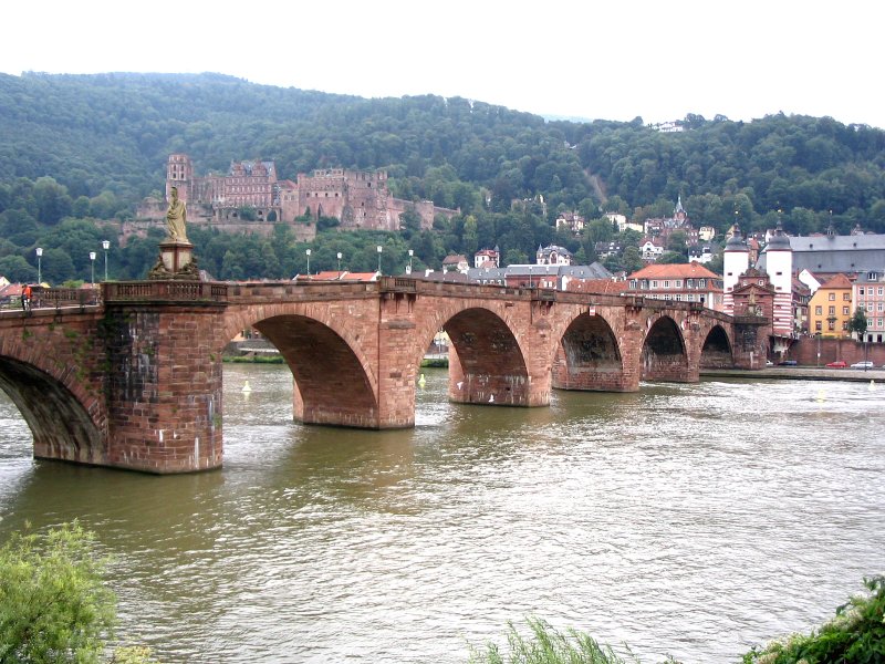 Die alte Brcke in Heidelberg, im Hintergrund das Heidelberger Schloss.