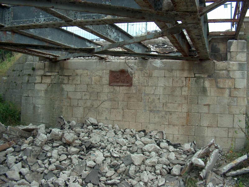 Die alte Flutbrcke zwischen Laucha und Dorndorf wird abgerissen, Jahreszahl auf der Tafel: 1901, Aufnahme vom 19.07.2005