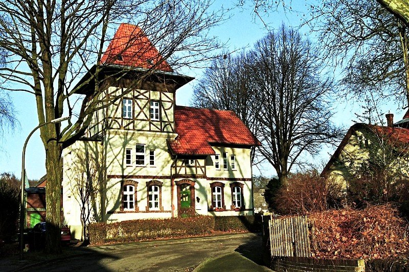 Die  Alte Kolonie  in DO-Eving wurde 1898/99 von der Zeche  Vereinigte Stein und Hardenberg  erbaut. Im Gegensatz zu der bis dahin blichen Reihung gleichfrmiger Huser ist hier das Bemhen um anspruchsvollere Gestaltung erkennbar, z.B. an der Kombination von Backstein, Putz und Fachwerk (2. Januar 2008). -Negativ-Scan-