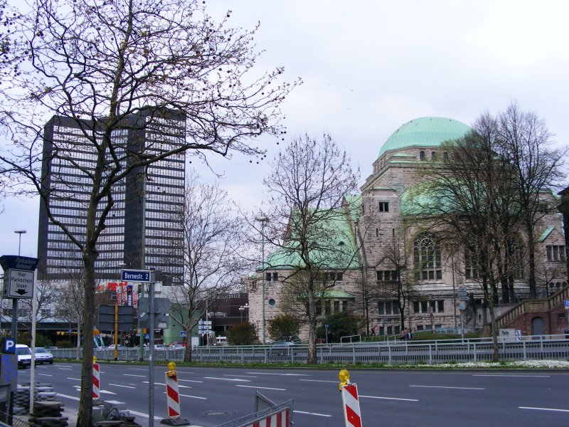 Die alte Synagoge und das neue Rathaus am Porscheplatz in Essen.