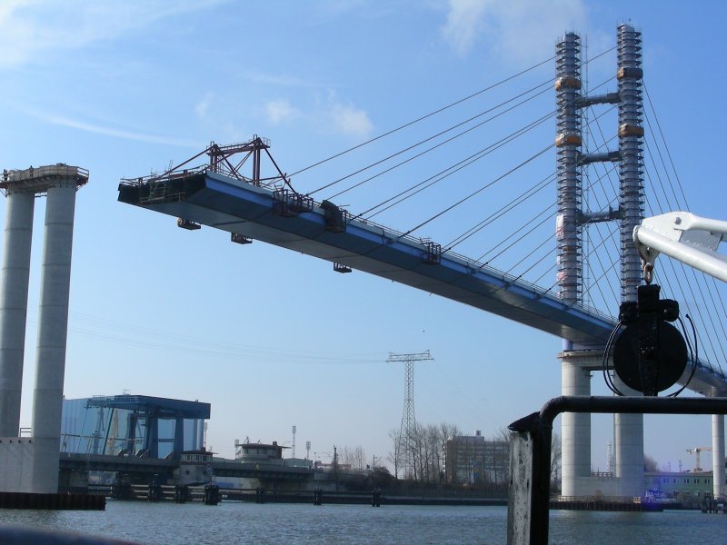 die alte Ziegelgrabenbrcke wirkt wie Spielzeug im Gegensatz zur neuen Rgenbrcke 29.03.06