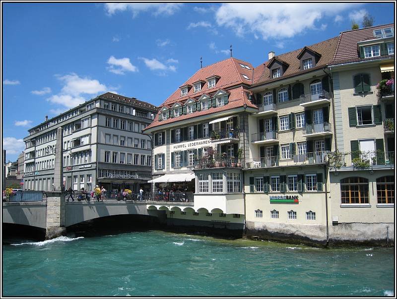 Die Altstadt von Thun liegt teilweise auf einer Insel in der Aare beim Abfluss aus dem Thuner See. Hier sieht man die ussere Aare, auf die man zuerst stsst, wenn man vom Bahnhof in Richtung Altstadt luft. (23.07.2008)