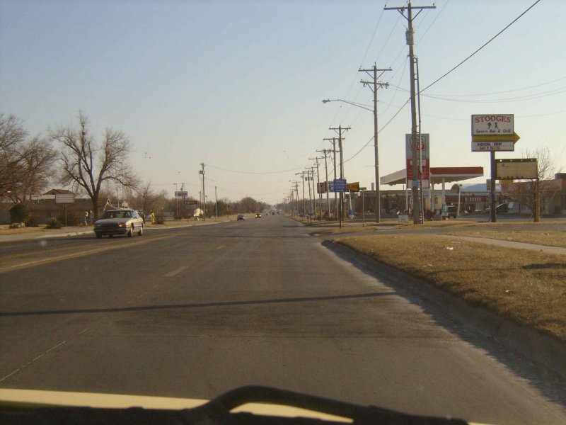 Die Andover Road typisch innerorts in Andover mit Tankstelle und einem Haufen von Fast Food Restaurants... (Andover Juni 2006)