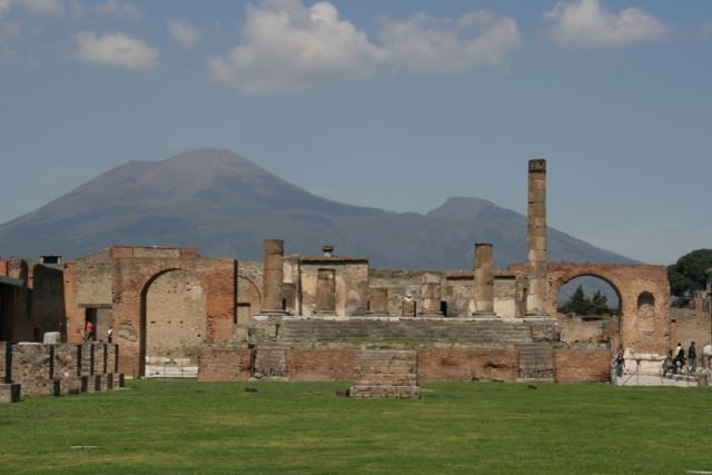 Die antike Stadt Pompeji ist wohl jedem bekannt. Sei es aus dem Geschichtsuntericht, der Hollywoodverfilmung oder aus dem Italienurlaub. Am 24. August 79 wurde die Stadt beim letzten schweren Vesuvausbruch von Pyroklastische Strmen begraben und dadurch fast perfekt konserviert.  