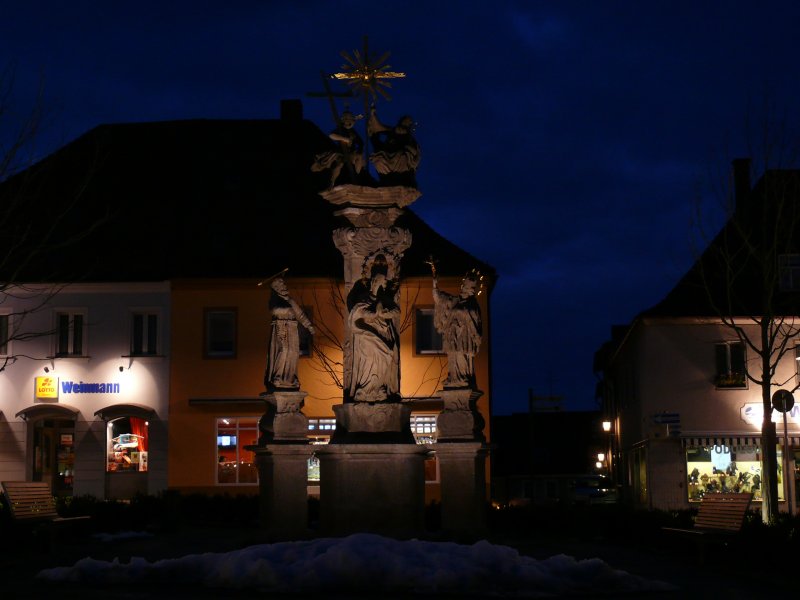 Die aus dem 18 Jhd. gebaute Dreifaltigkeitssule in Tirschenreuth am Marktplatz! Bis zum Jahre 1814 stand sie auf dem Marktplatz, dann wurde sie an der Kirche Mari Himmelfahrt aufgestellt seit der Markplatzrenovierung steht sie wieder auf dem Marktplatz! Aufgenommen am 8.02.2008