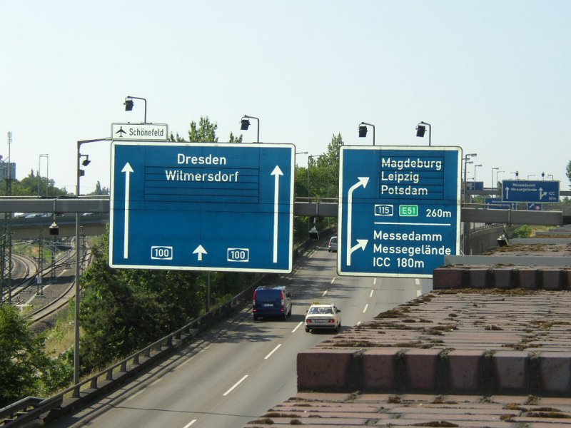 Die Autobahn A 100 richtung Dresden, Wilmersorf, fotografiert von einer Brcke in Berlin. Von hier kommt man auch auf die A 115 richtung Potsdam, Leipzig. 21.07.07