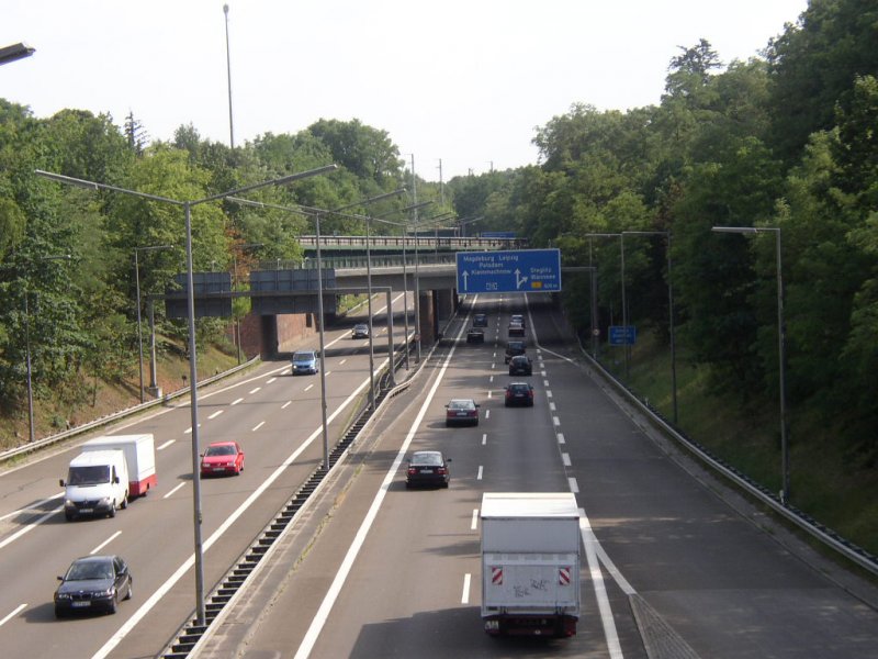 Die Autobahn A 115 richtung Magedeburg, Leipzig, Potsdam! Das Bild wurde von einer Fugngerbrcke bei der Berliner S-Bahn station  Nikolassee  gemacht.  21.07.06