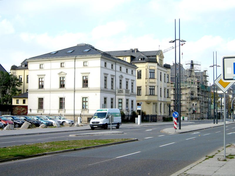 Die Bahnhofstrae in Chemnitz. Hinter dem Hauptstraenschild klafft nun eine Lcke. Hier stand bis Anfang des Jahres das Carolahotel welches der Abrissbirne zum Opfer gefallen ist, 16.10.07