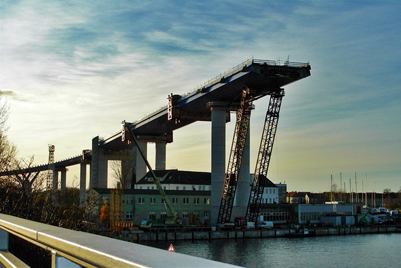 die im Bau befindliche neue Rgenbrcke noch mit dem Hilfsgerstes, Stralsund am 22.11.05