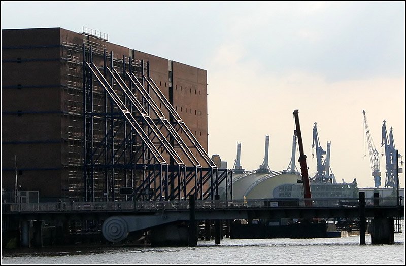 Die Baustelle der Elbphilharmonie, im Hintergrund das zeltartige Gebude fr  den Knig der Lwen . 14.7.2007 (Matthias)