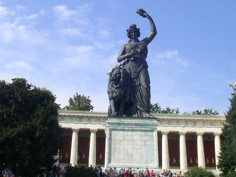 Die Bavaria im Hintergrund die Ruhmeshalle.