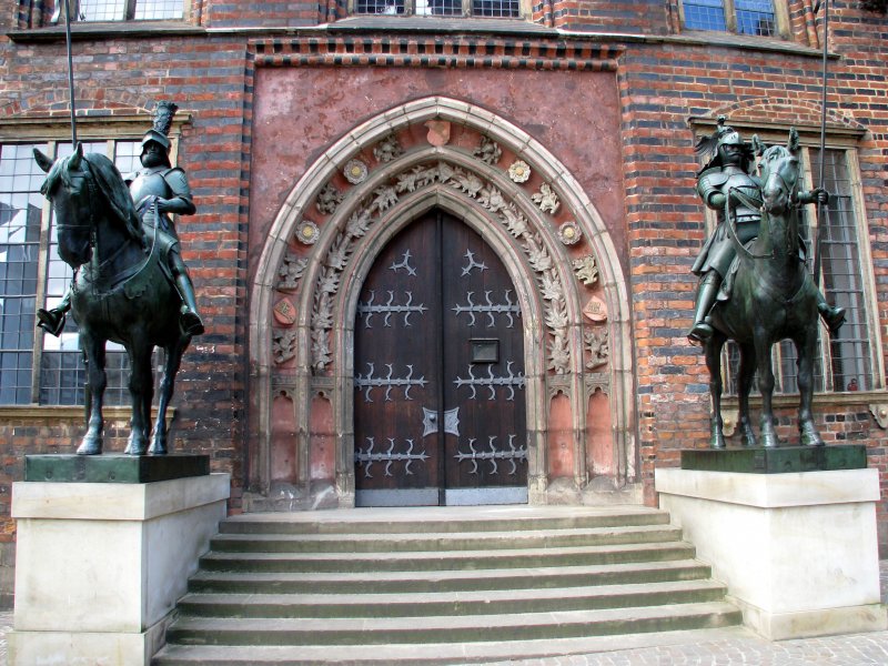 Die beiden Herolde vor dem Rathaus (Seiteneingang)