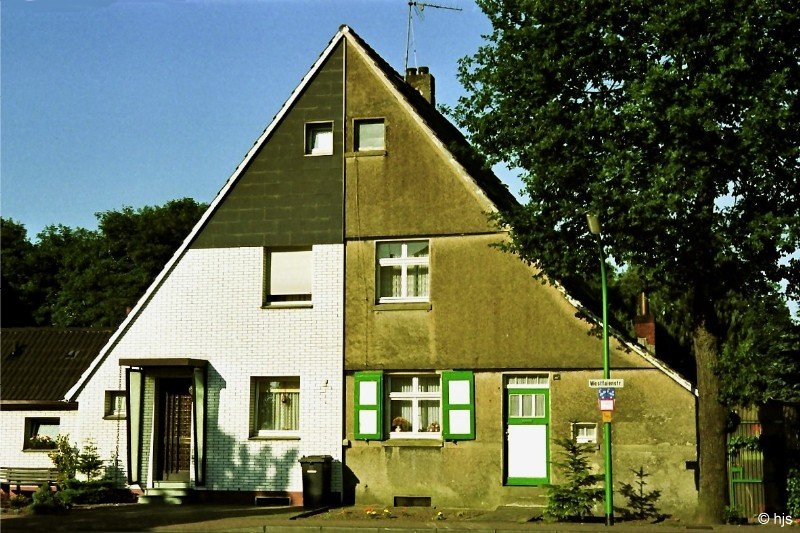 Die Beisenkamp-Siedlung in Datteln (Kr. Recklinghausen) wurde 1907 von Robert Schmohl als Gartenstadt-Siedlung fr die Zeche Emscher-Lippe gebaut. Nach dem Ende der Bergbau-Aktivitten wurden die Huser verkauft. Da eine Regelung, die das einheitliche Erscheinungsbild der Siedlung erhalten sollte, nicht zustande kam, verschnerten die neuen Eigentmer ihre Behausungen nach je eigenem Geschmack.  Heute ist sie (die Siedlung) eine Ausstellung all dessen, was die Bau-Mrkte anbieten ... Heute ist die Siedlung ein groteskes Negativ-Beispiel fr eine 'Verschlimm-Besserung'.  (Roland Gnter, Im Tal der Knige) - Aufnahme vom 24. Juni 1994