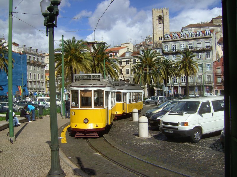 Die bekannten Straßenbahnen in der Altstadt von Lissabon im Fruehjahr 2008.