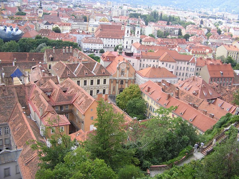 Die berhmte rote Dcher von Graz.