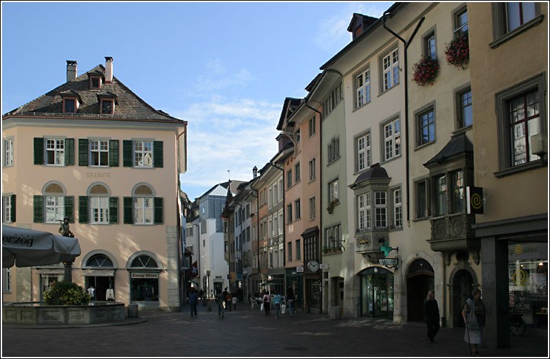 Die im Bild sichtbare Fugngerzone verluft von Westen nach Osten durch die Schaffhausener Altstadt und verbindet die Bahnhofstrasse mit dem Rheinquai. Es gibt nur wenige Neubauten in der Altstadt. Einer davon ist beim Blick in die Vordergasse erkennbar. Die Platzaufweitung befindet sich nahe der Kirche St.Johann, da wo die Brunnegasse (links auerhalb des Bildes) und die Vordergasse zusammentreffen. 20.10.2006 (Matthias)