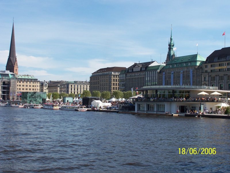 Die Binnenalster. Schiffsanleger fr die Alsterdampfer am Jungfernstieg.