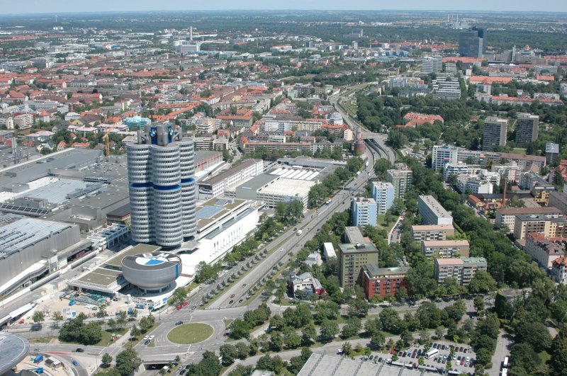 Die BMW-Konzernzentrale mit dem typischen Hochhaus, auch Vierzylinder genannt. (06/2007)