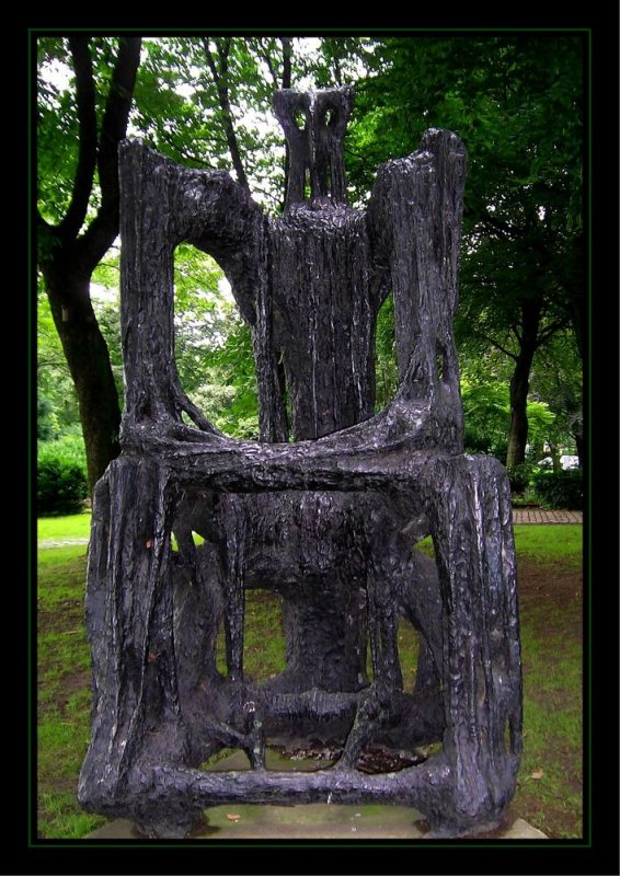 Die Bronze-Skulptur  Thronoi  (1958/59) von Karl Hartung steht im Immanuel-Kant-Park von Duisburg. Dort befindet sich auch das Lehmbruck-Museum.