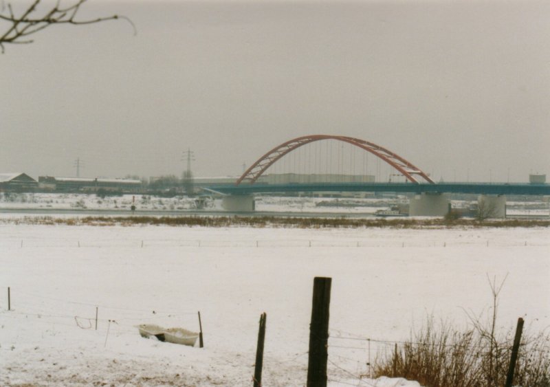 Die  Brcke der Solidaritt , erhielt ihren Namen whrend des Arbeitskampfes (1988) um's Krupp Stahlwerk in Duisburg Rheinhausen.Sie wurde ab Juli 1945 gebaut und am 3. Juli 1950 fr den Verkehr freigegeben.