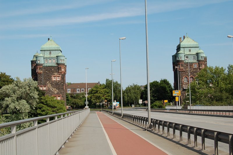 Die Brckentrme der Friedrich-Ebert-Brcke in Duisburg. Gab´s hier mal Raubritter, die Brckenzoll verlangten?