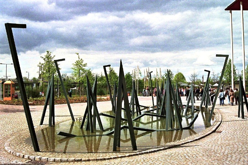 Die Brunnenanlage vor der Mlheimer Stadthalle wurde 1990 nach einem Entwurf von Robert Schad angelegt. Im Volksmund wird sie zuweilen despektierlich  Panzersperre  genannt (6. Mai 1992).