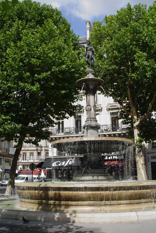 Die Bunnenanlage bei der Rue St. Honor an der Comdie Francaise mit der Flunymphe auf der Sule