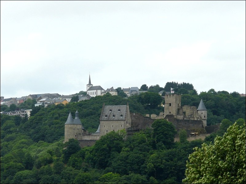 Die Burg Bourscheid einmal aus einer anderen Perspektive mit der Ortschaft Bourscheid im Hintergrund. 06.07.08 (Jeanny)