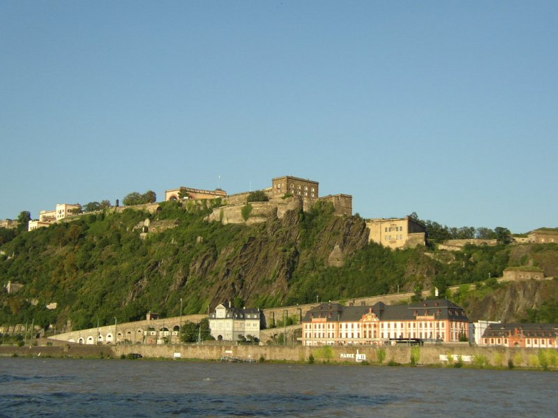 Die Burg  Ehrenbreitstein  bei Koblenz. Unten bei den Husern ist brigens der Bahnhof  Koblenz-Ehrenbreitstein .   11.08.07