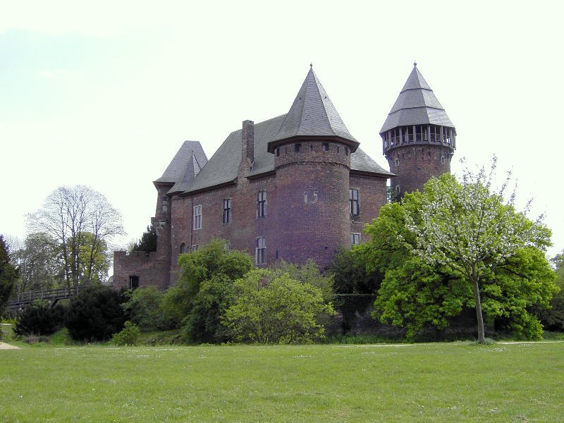 Die Burg Linn (Wasserburg, erbaut ab 12. Jh.) im historischen und malerischen Stadtteil Krefeld-Linn ist immer einen Besuch wert. Besonders aber jeweils am Pfingstwochenende (auch 2007: 26.-28. Mai), wenn sie Schauplatz des  Flachsmarktes  ist, dem grten deutschen Handwerkermarkt. Mehr Infos: www.flachsmarkt.de