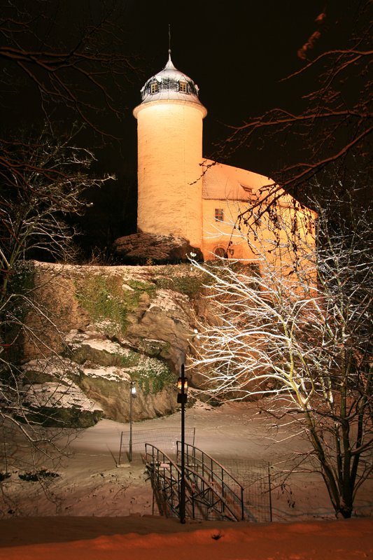 Die Burg Rabenstein aus einem anderen Blickwinkel aus fotografiert. Die kleinste mittelalterliche Burg Sachsens wurde 1336 erstmals erwhnt, wohl aber schon 1170 errichtet. Die Aufnahme entstand am verschneiten Abend des 28.12.06.