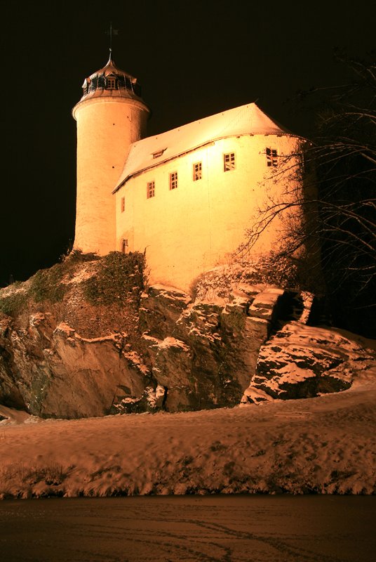 Die Burg Rabenstein im Chemnitzer Ortsteil Oberrabenstein ist ein weithin bekanntes Ausflugsziel. Die kleinste mittelalterliche Burg Sachsens wurde 1336 erstmals erwhnt, wohl aber schon 1170 errichtet. Die Aufnahme entstand am verschneiten Abend des 28.12.06.