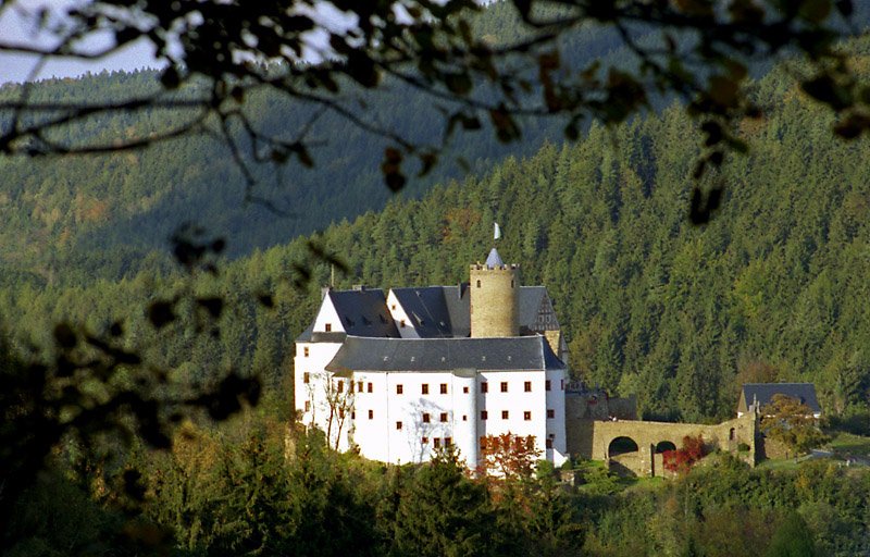 Die Burg Scharfenstein ist vor allem aus den Erzhlungen ber Karl Stlpner (1762-1841) - im Erzgebirge der  Stlpner-Karl  - bekannt, welcher in Scharfenstein geboren wurde und die im Bild sichtbare Burg als einzelner Mann einst belagert haben soll, um den recht unsanften Umgang einiger Soldaten mit seiner betagten Mutter zu rchen. Stlpner-Karl gilt als  Robin Hood des Erzgebirges . Aufnahme vom Oktober 2004.